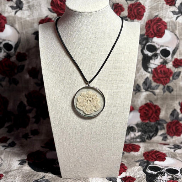 american-vintage Jewelry - Vintage necklace with ivory lace flower in round glass pendant